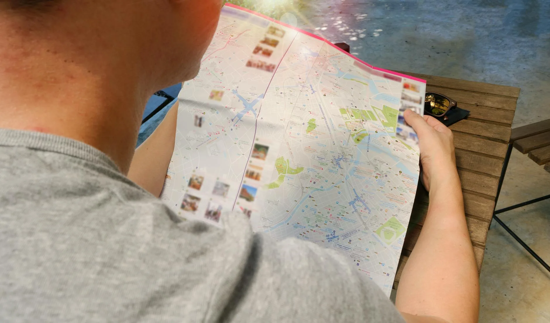 Podróżnik analizujący mapę przed zwiedzaniem Kristiansand