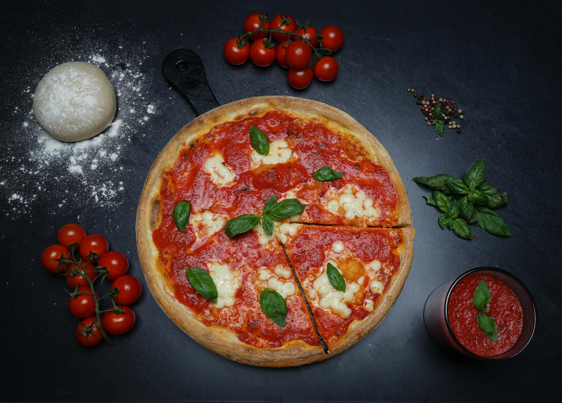Pizza margherita z mozzarellą i bazylią widziana z góry