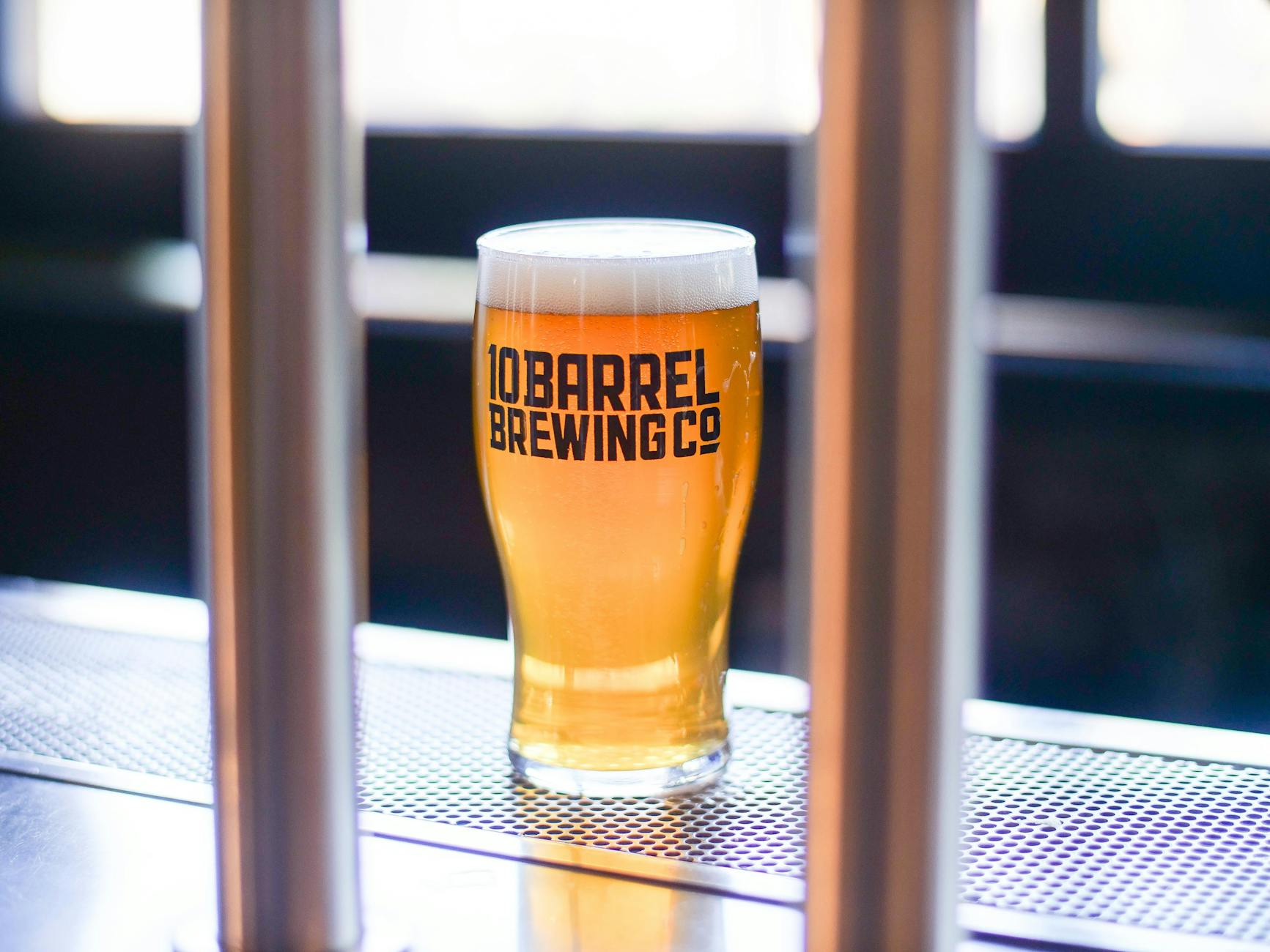 Schłodzony kufel piwa rzemieślniczego z pianką w barze