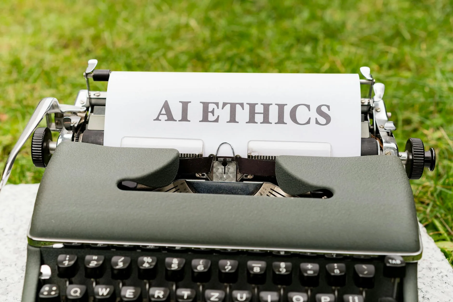 Jak sztuczna inteligencja zmienia granice człowieczeństwa: perspektywa transhumanizmu Stara maszyna do pisania na dworze z kartką z napisem AI ethics