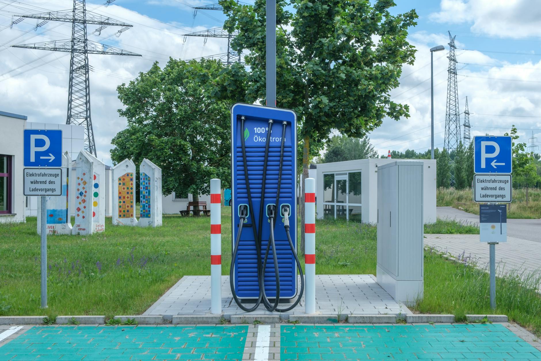 Ekologiczna publiczna stacja ładowania samochodów elektrycznych