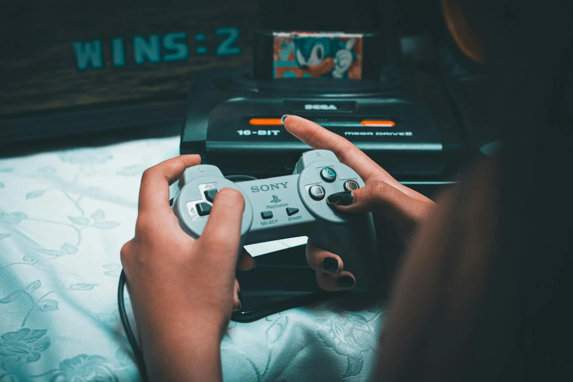 Zelda: kompletne kompendium serii – historia, główne gry, kolejność grania i ciekawostki Dłonie trzymające retro kontroler Sony z konsolą Sega Mega Drive w tle