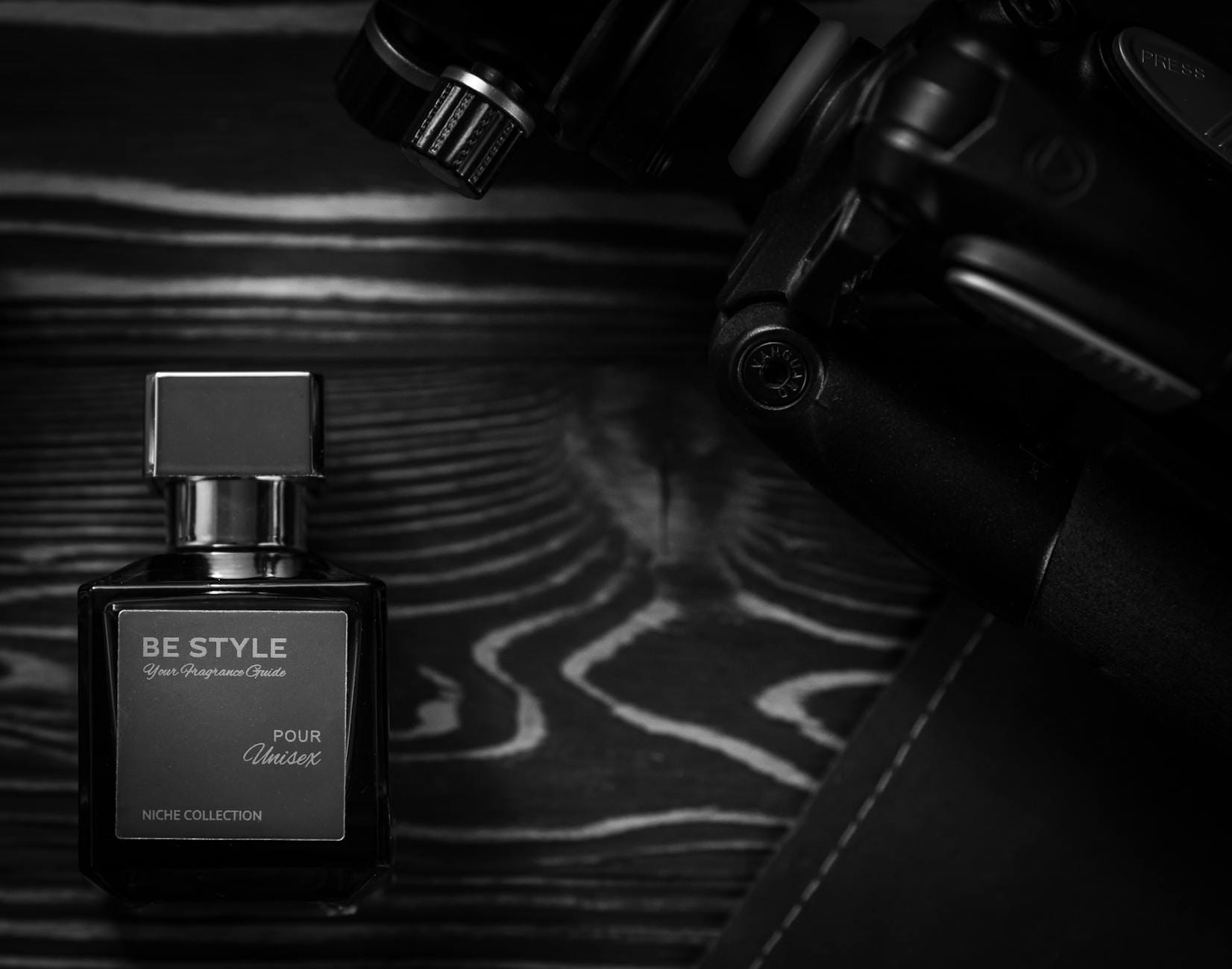 Elegancki flakon perfum unisex na drewnianym tle