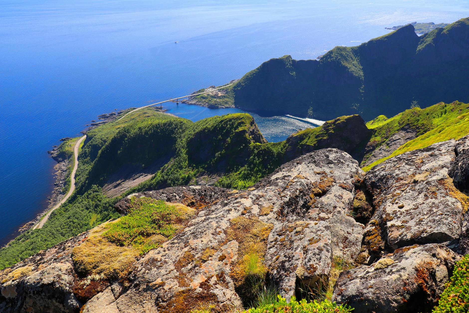 Górski klif nad oceanem z wąską drogą widzianą ze szczytu
