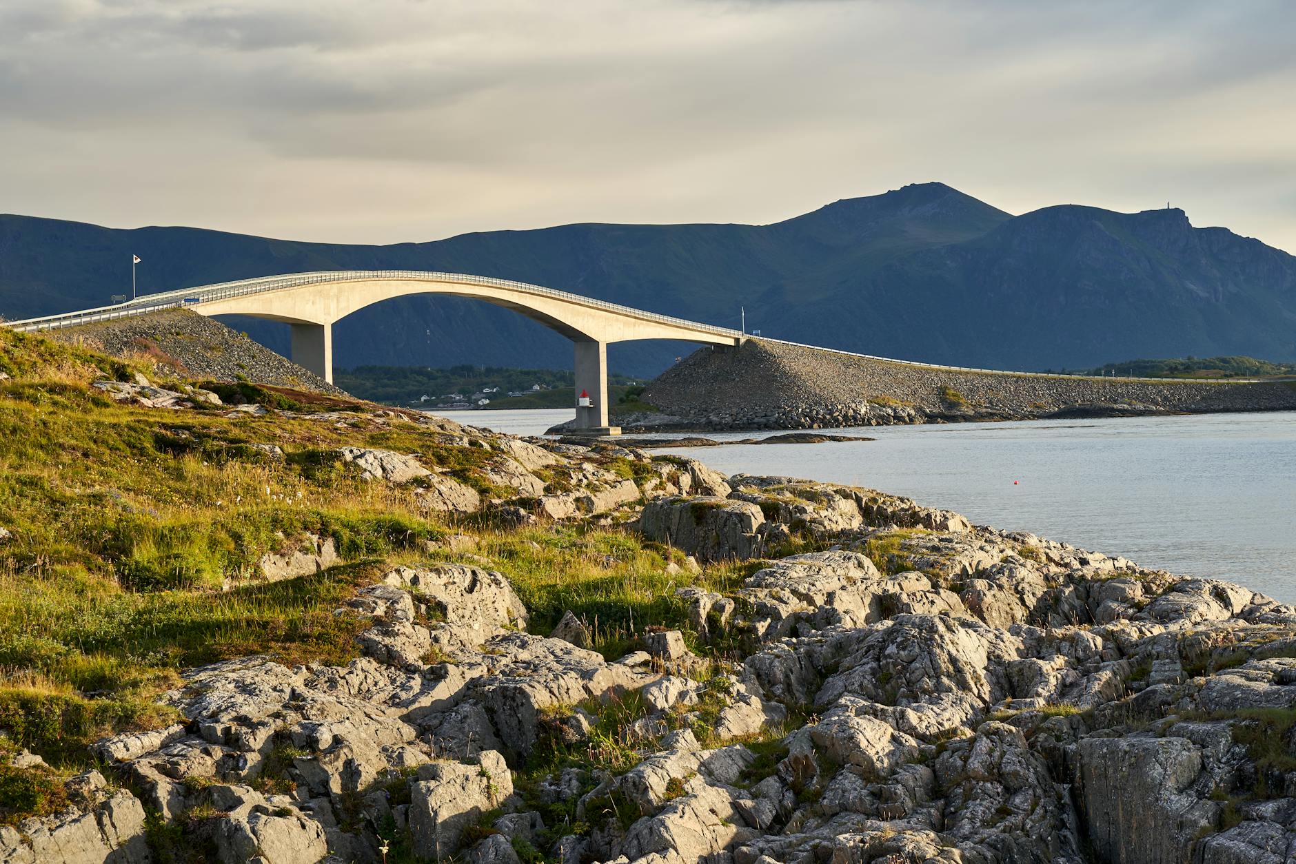 Most Atlantic Ocean Road nad skałami i wodą w Norwegii