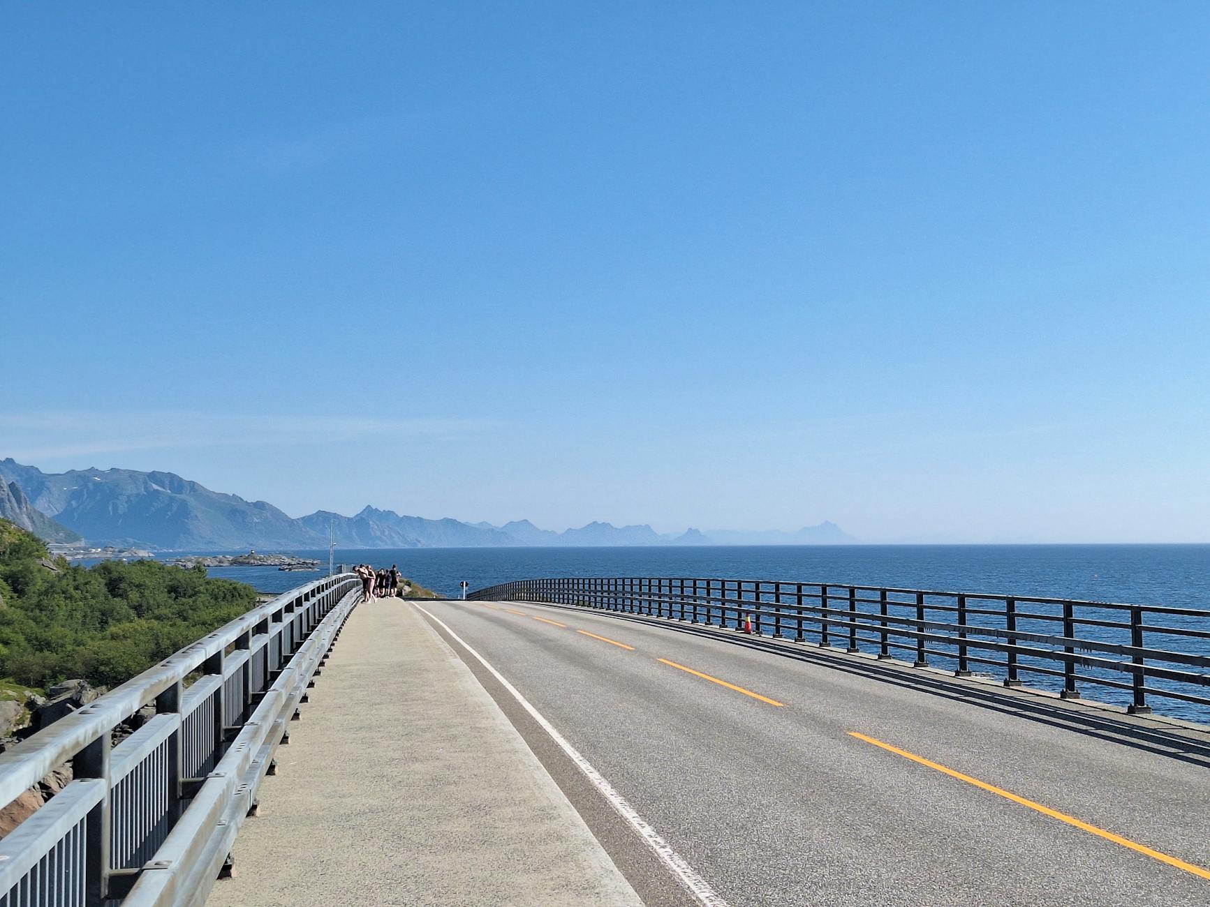 Nadmorska droga wśród gór i fiordów Sørlandet w słoneczny dzień