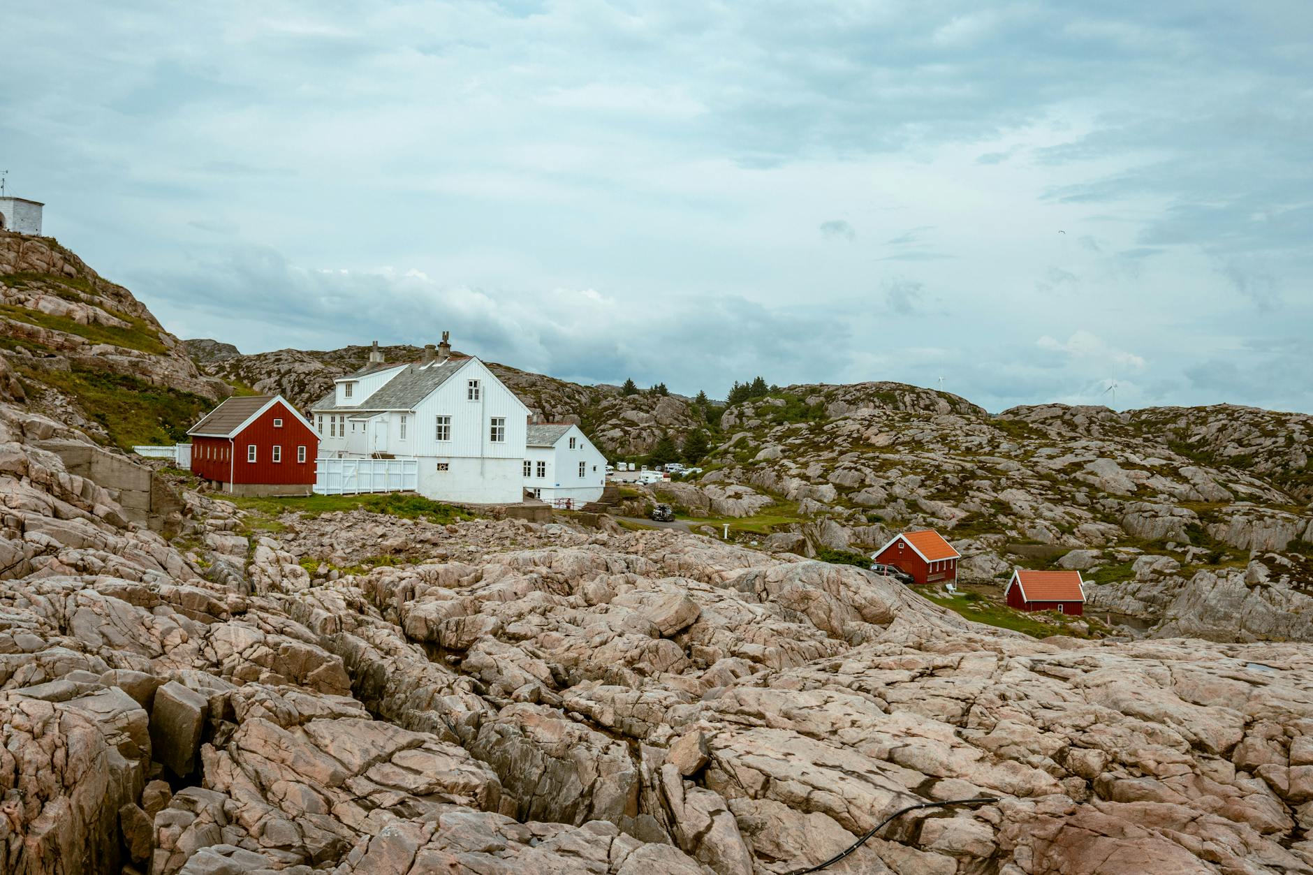 Nadmorskie domy na skalistym wybrzeżu niedaleko Kristiansand