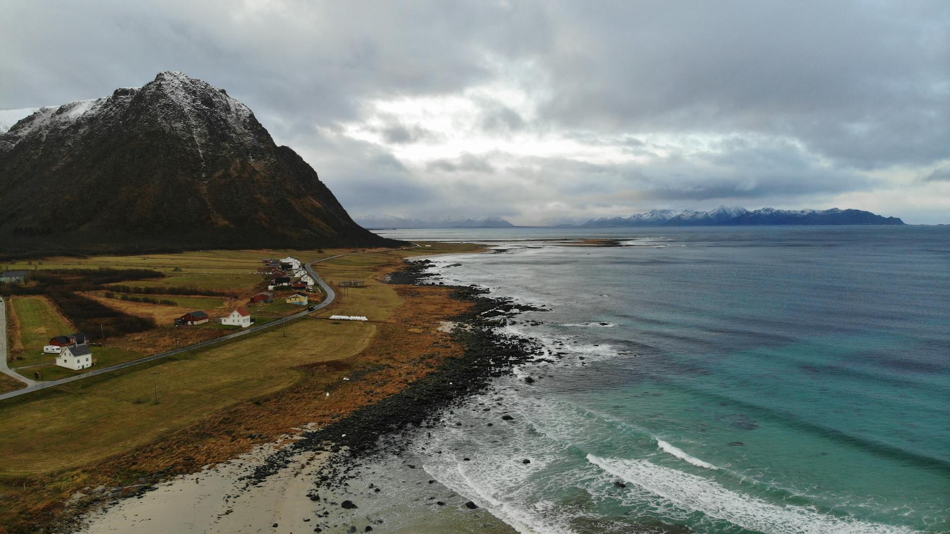 Norweskie wybrzeże Sørlandet z górami, wioską i falami oceanu