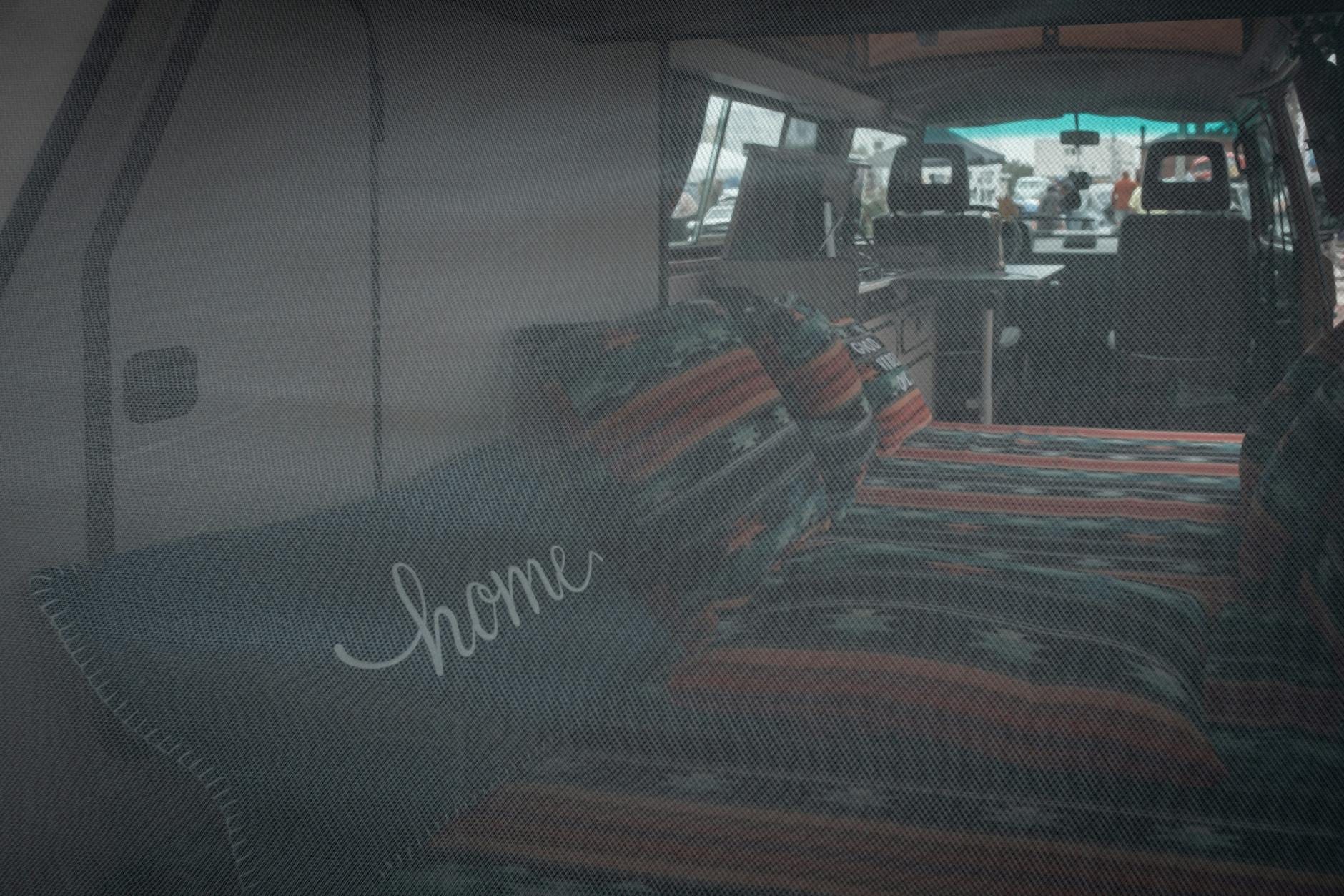 Podróż kamperem do Kristiansand: prom, kempingi w okolicy i zasady parkowania Przytulne łóżko w zabytkowym kamperze gotowym na podróż do Kristiansand