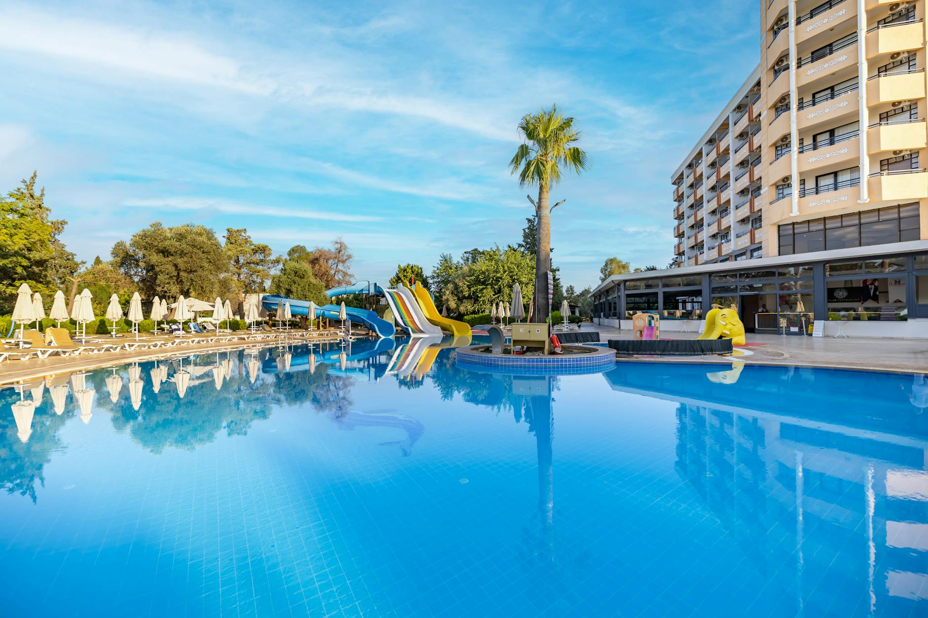 Rodzinny hotelowy basen z kolorowymi zjeżdżalniami wodnymi