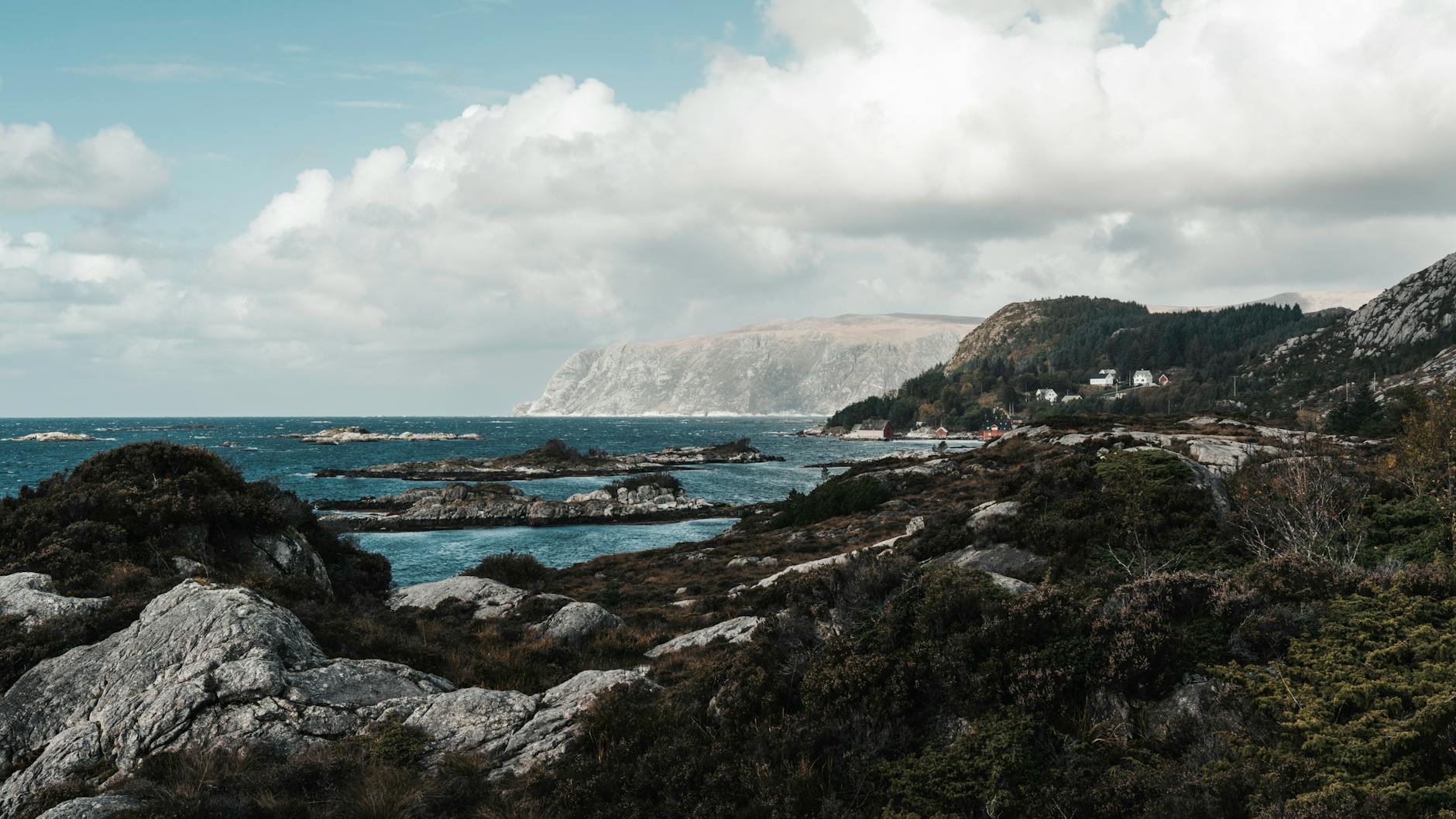 Skaliste wybrzeże w okolicach Kristiansand pod dramatycznym, pochmurnym niebem