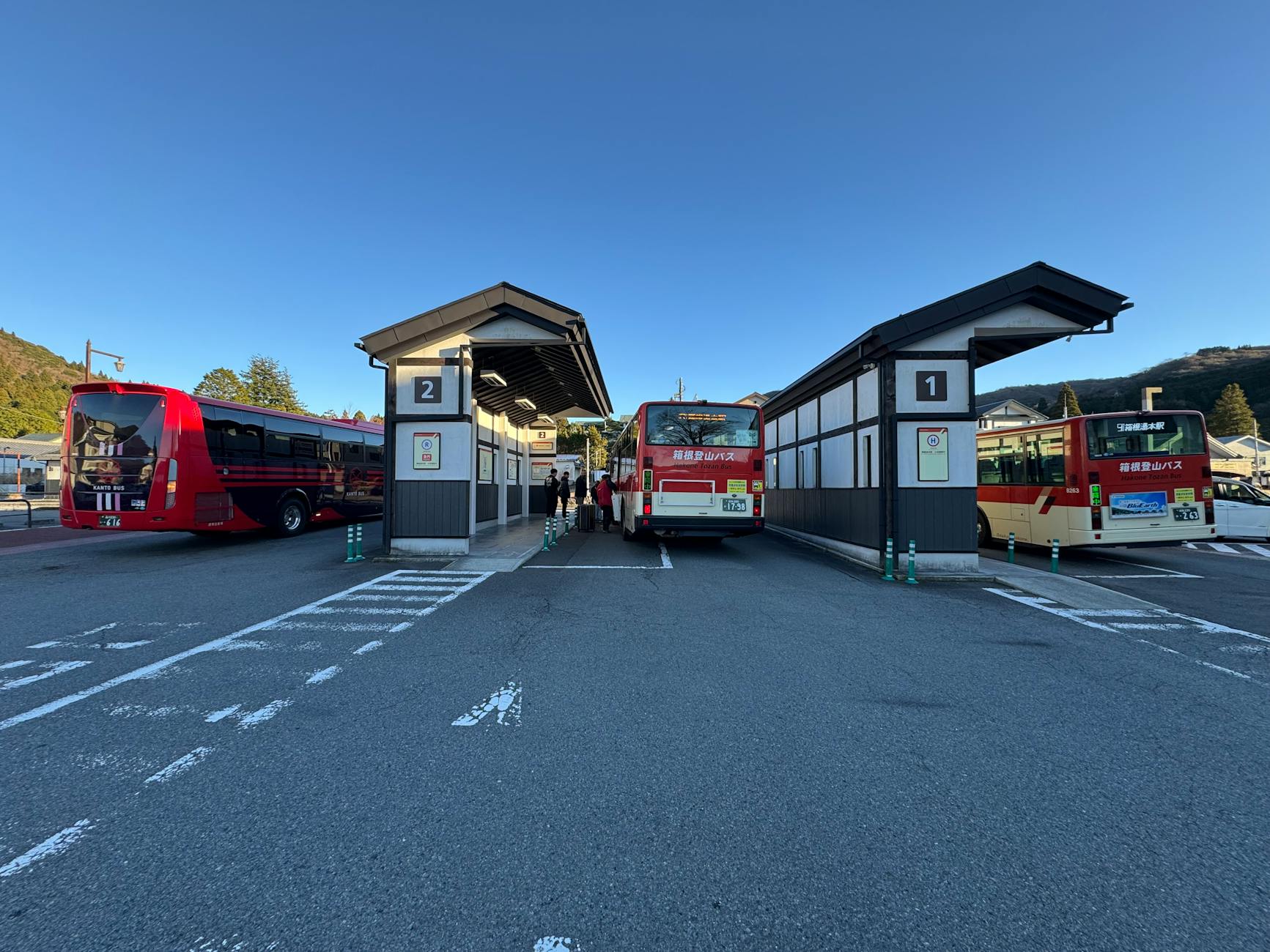 Sørlandet koleją i autobusem: jak dojechać do atrakcji bez auta Autobusy na spokojnym dworcu autobusowym w Sørlandet