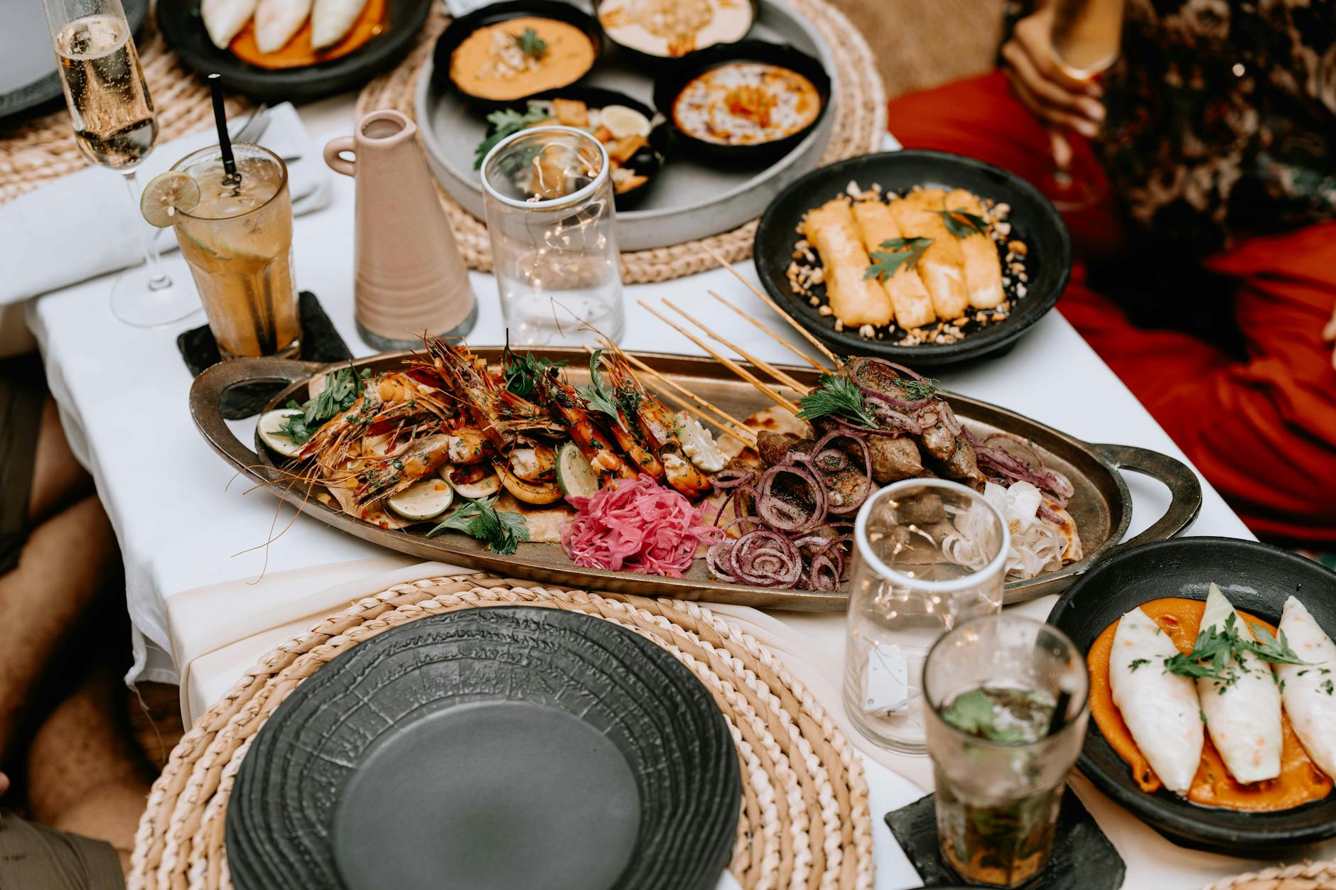 Elegancki półmisek owoców morza serwowany w restauracji
