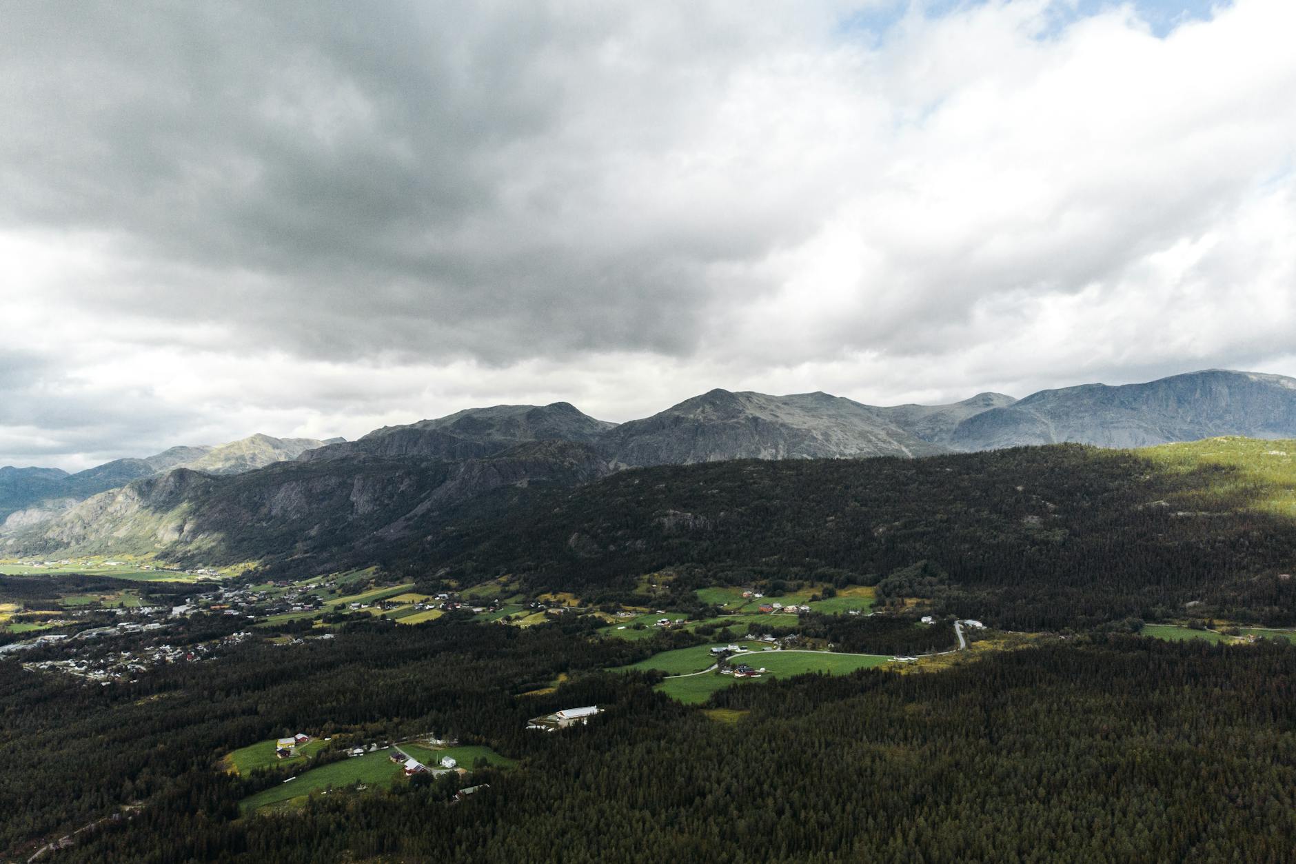 Górska dolina Setesdal w Norwegii widziana z lotu ptaka