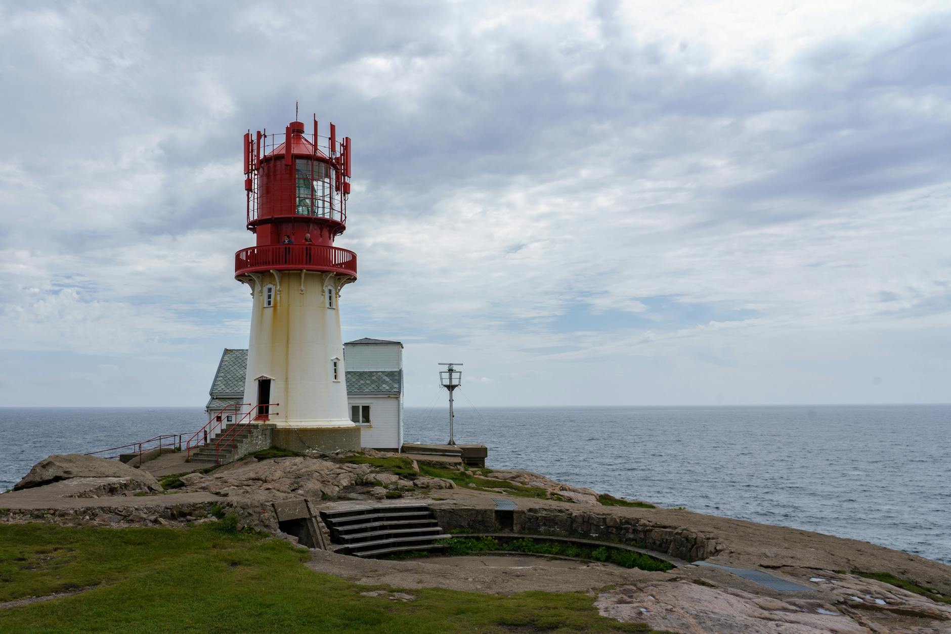 Latarnia morska Lindesnes na skalistym wybrzeżu Sørlandet