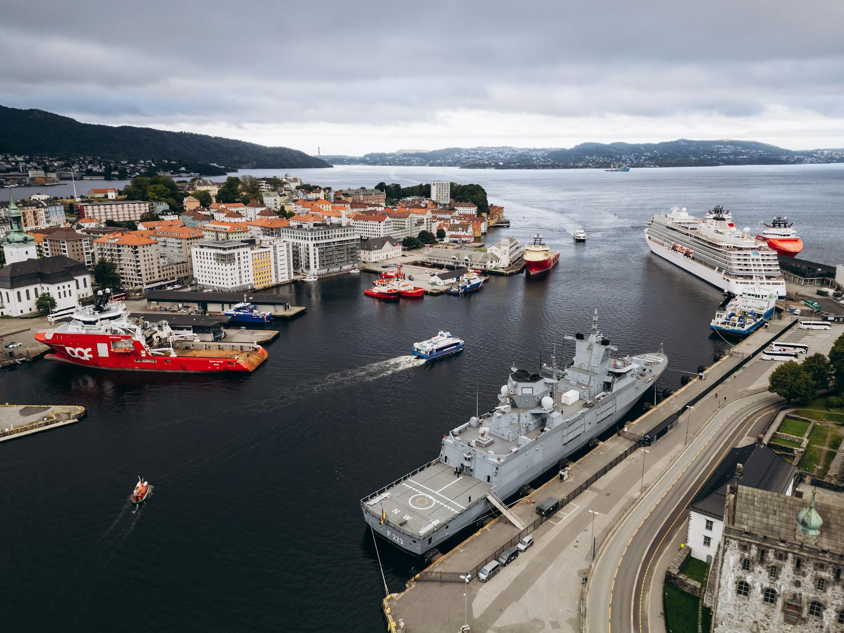 Port w Bergen z promami i kolorowymi budynkami nad wodą