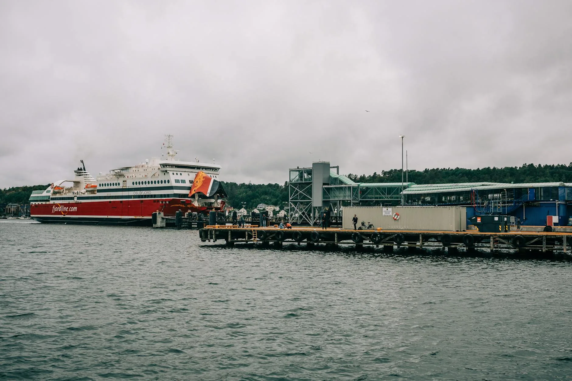 Prom do Kristiansand czy Larvik: który port lepszy na start w Sørlandet? Prom Fjordline zacumowany w norweskim porcie przy pochmurnym niebie