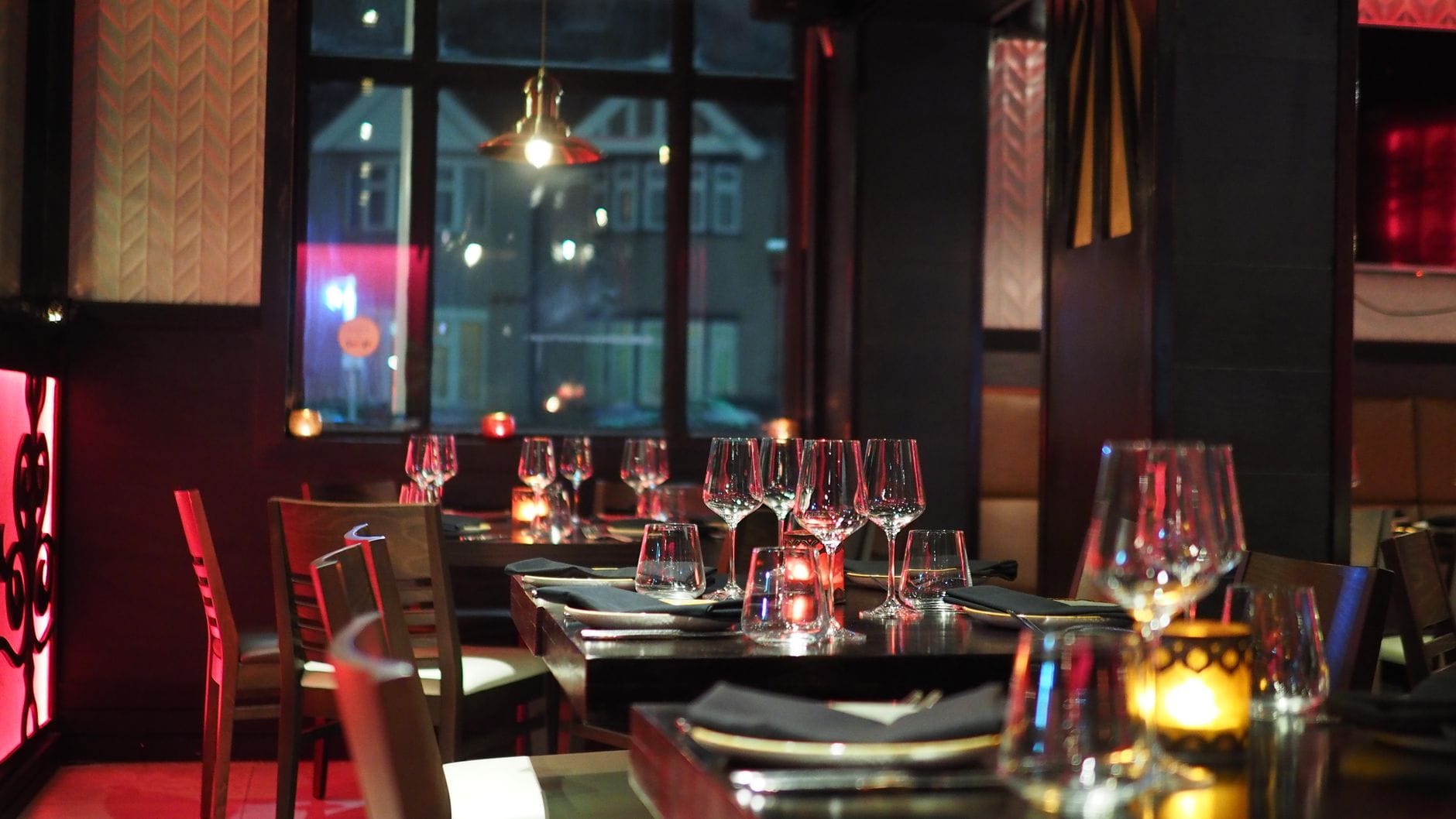 Elegancka restauracja z nakrytym stołem i świecami w nastrojowym świetle