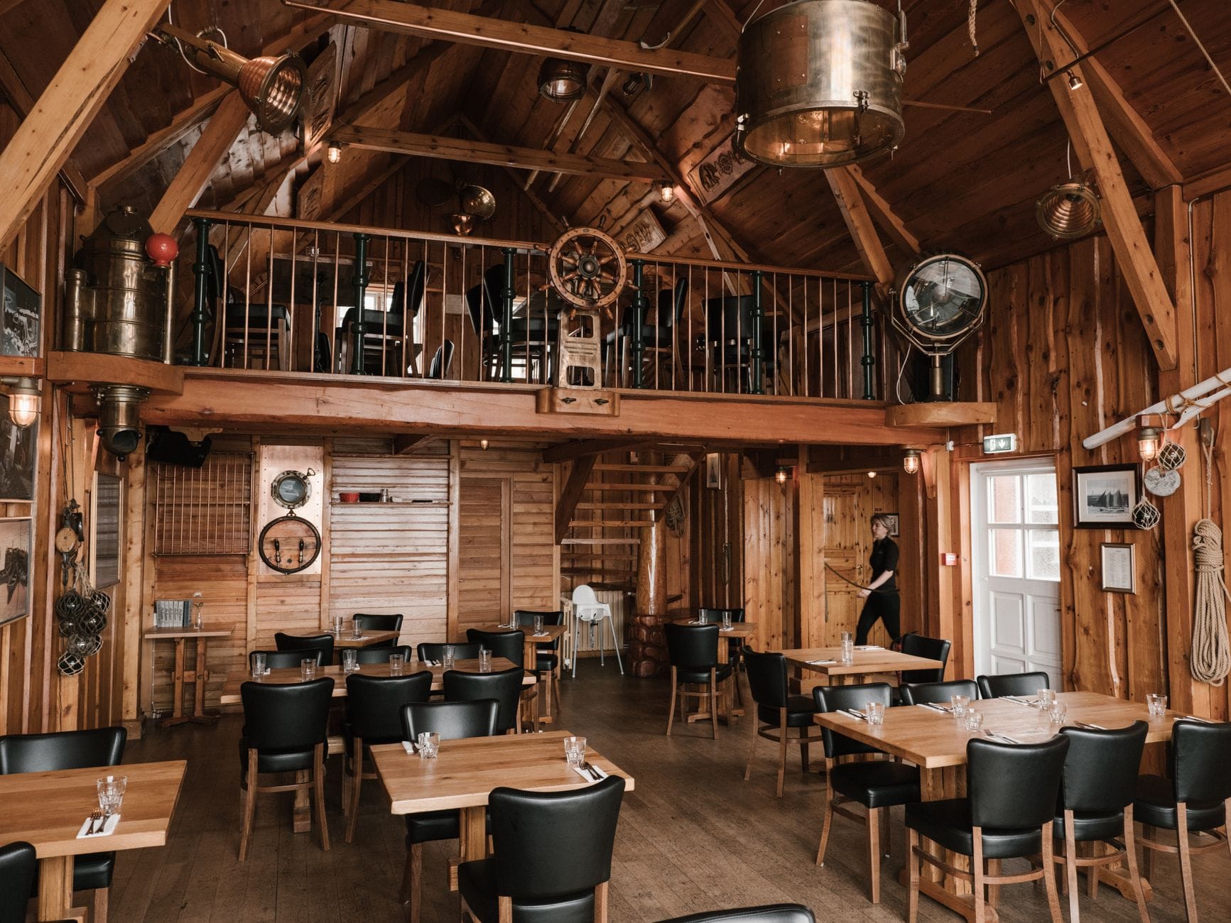 Nowoczesna restauracja z drewnianymi stołami i skórzanymi krzesłami