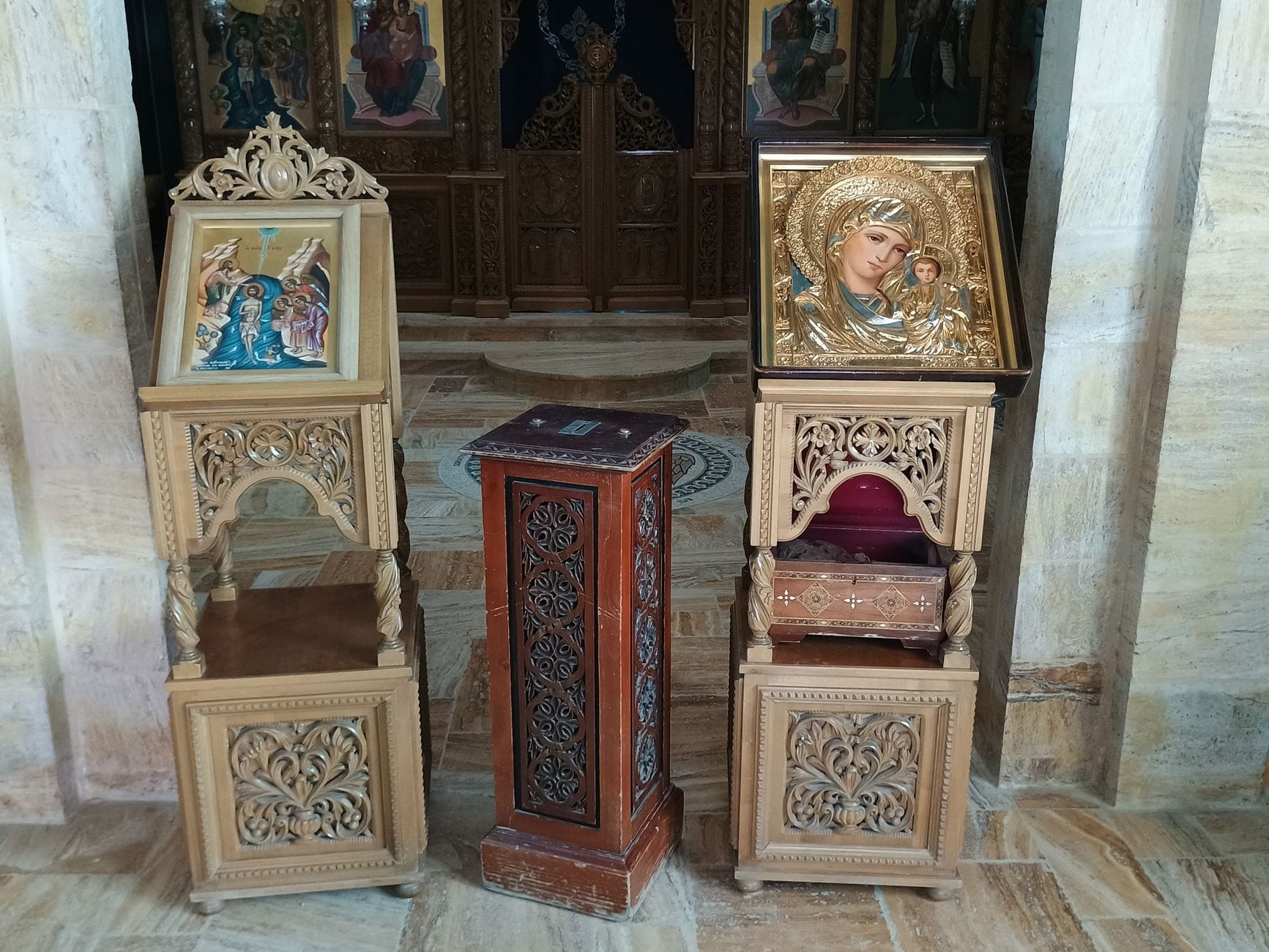 Rzeźbione prawosławne ikony w kościele w Madabie w Jordanii