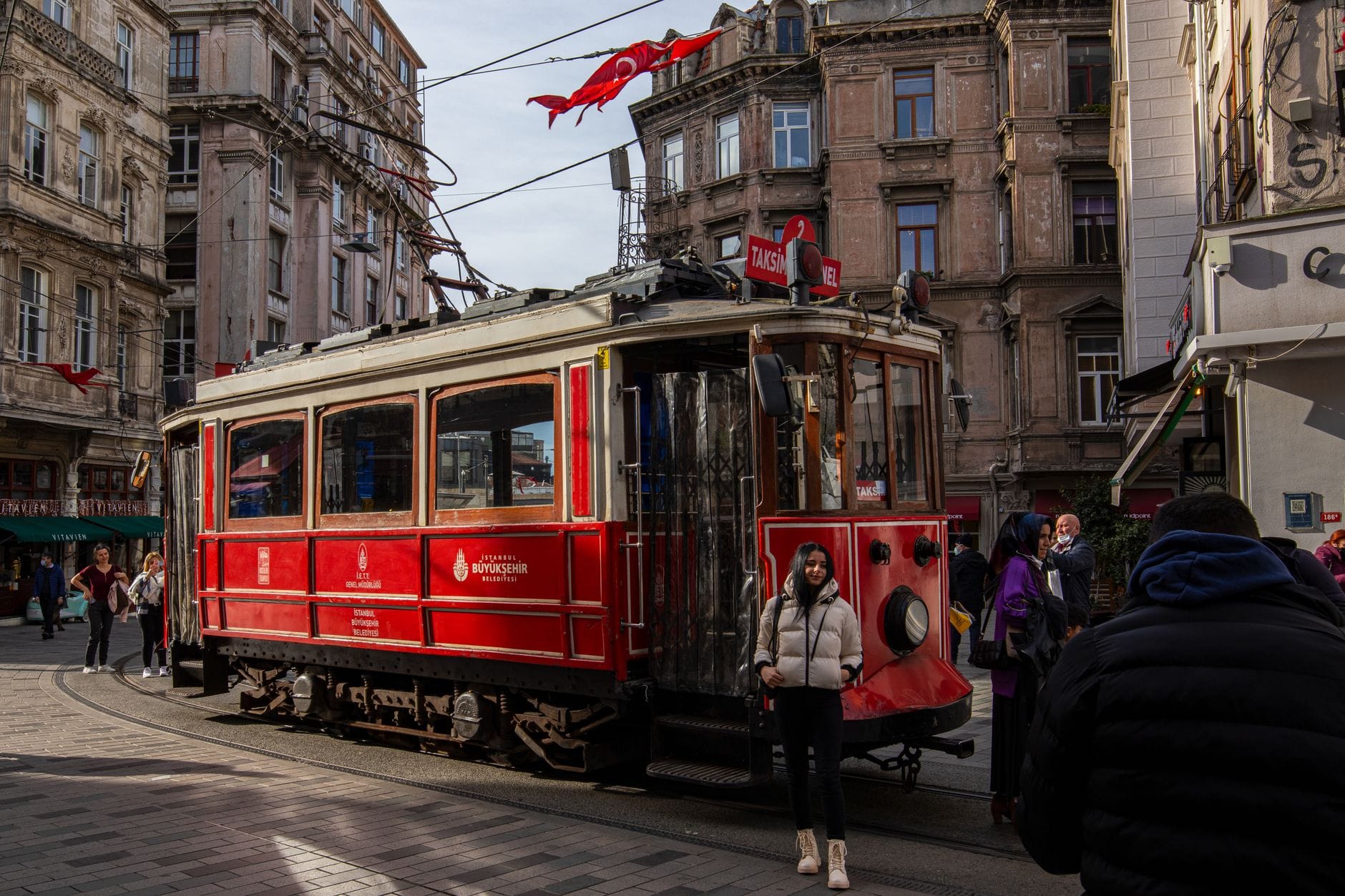 Czerwony tramwaj na zatłoczonej ulicy İstiklal w Stambule