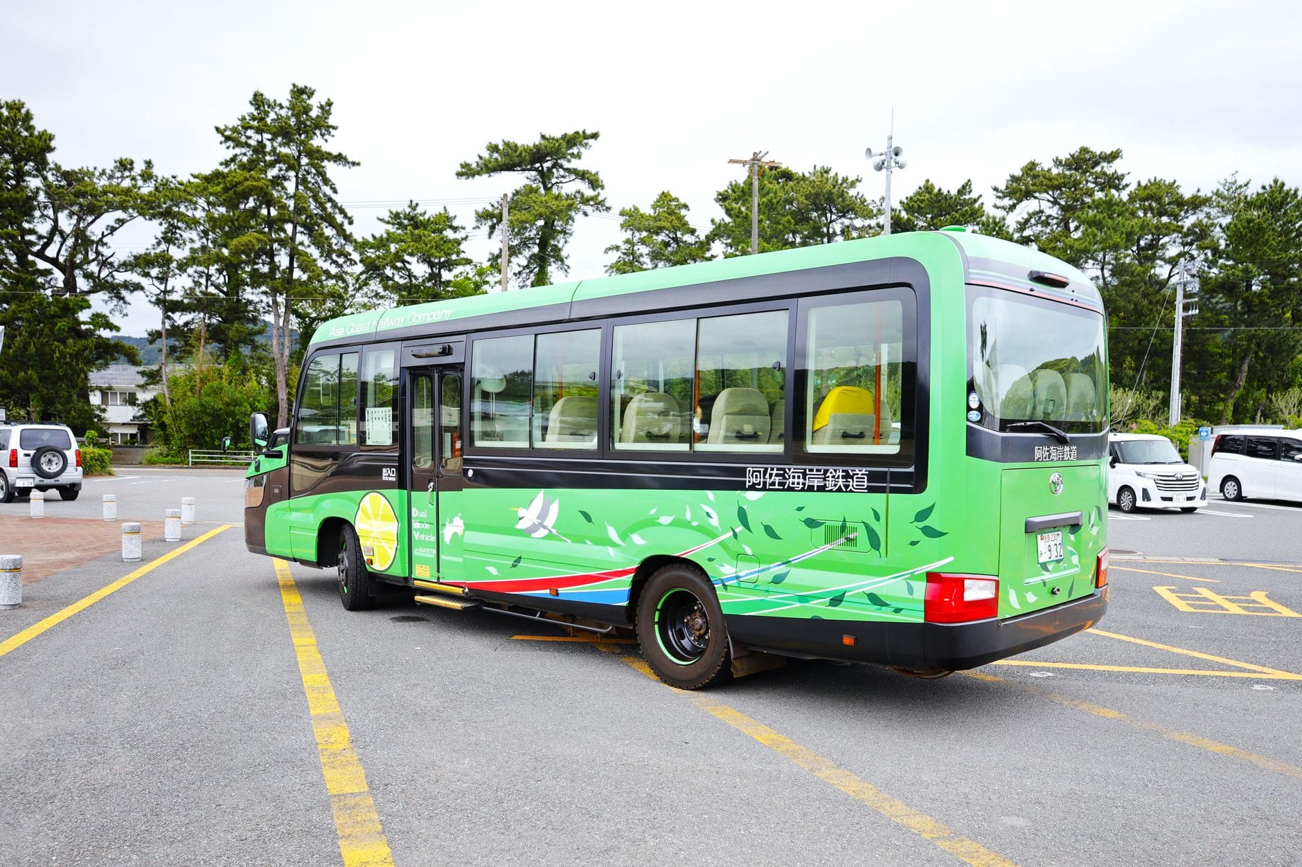 Plan podróży do Sørlandet pociągiem i autobusem: najwygodniejsze połączenia Dwusystemowy pojazd szynowo‑drogowy w zielonym otoczeniu
