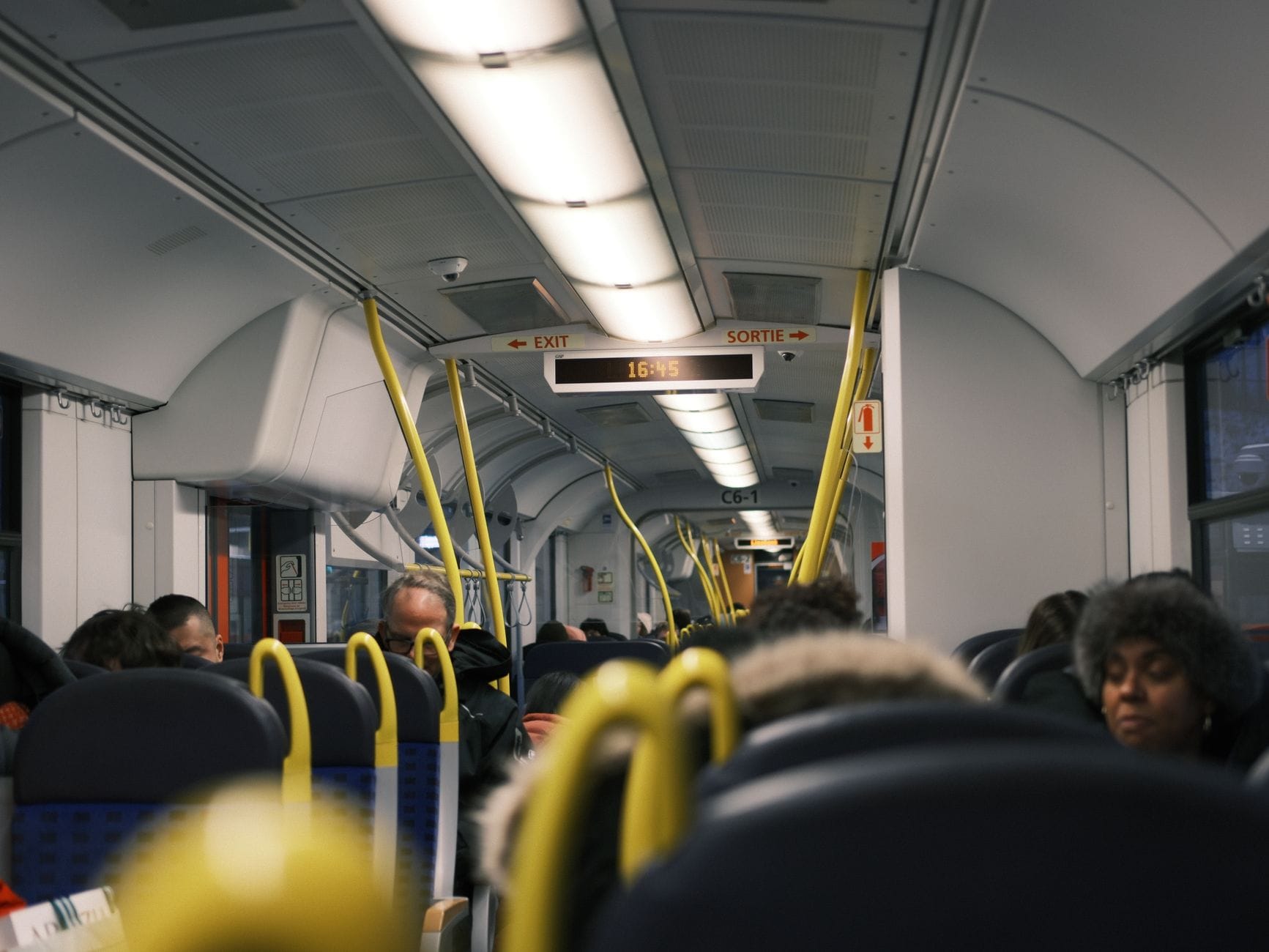 Pasażerowie w nowoczesnym pociągu regionalnym w ciągu dnia