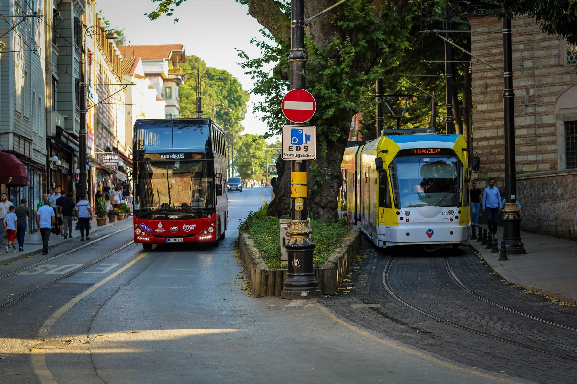 Ruchliwa ulica z tramwajem i autobusem komunikacji miejskiej