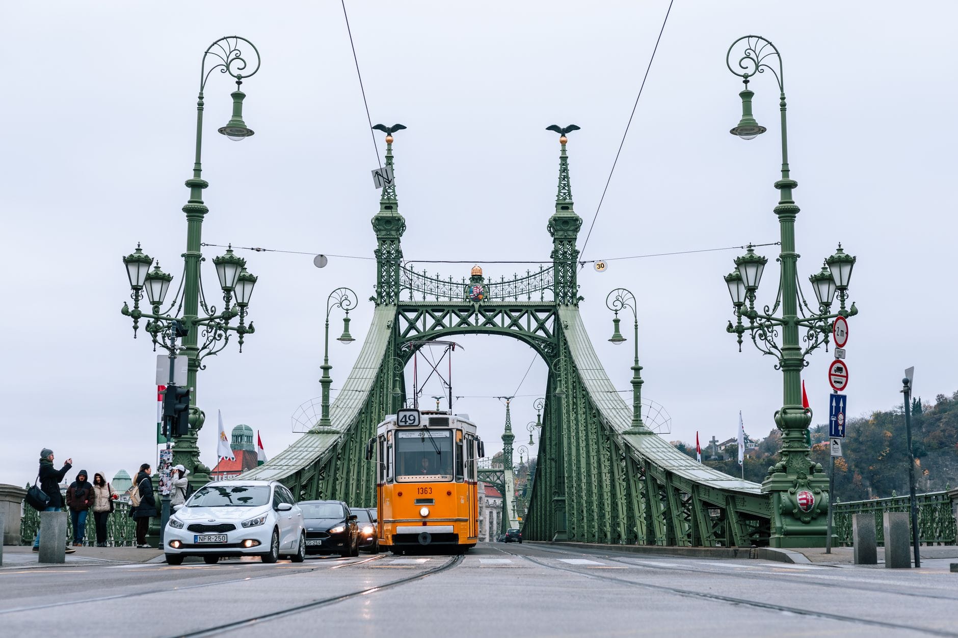 Tramwaj na moście w Budapeszcie wśród miejskiej zabudowy