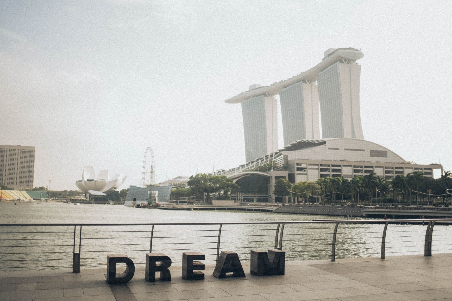 Wieczorny widok na Marina Bay Sands i rzeźbę Dream nad wodą