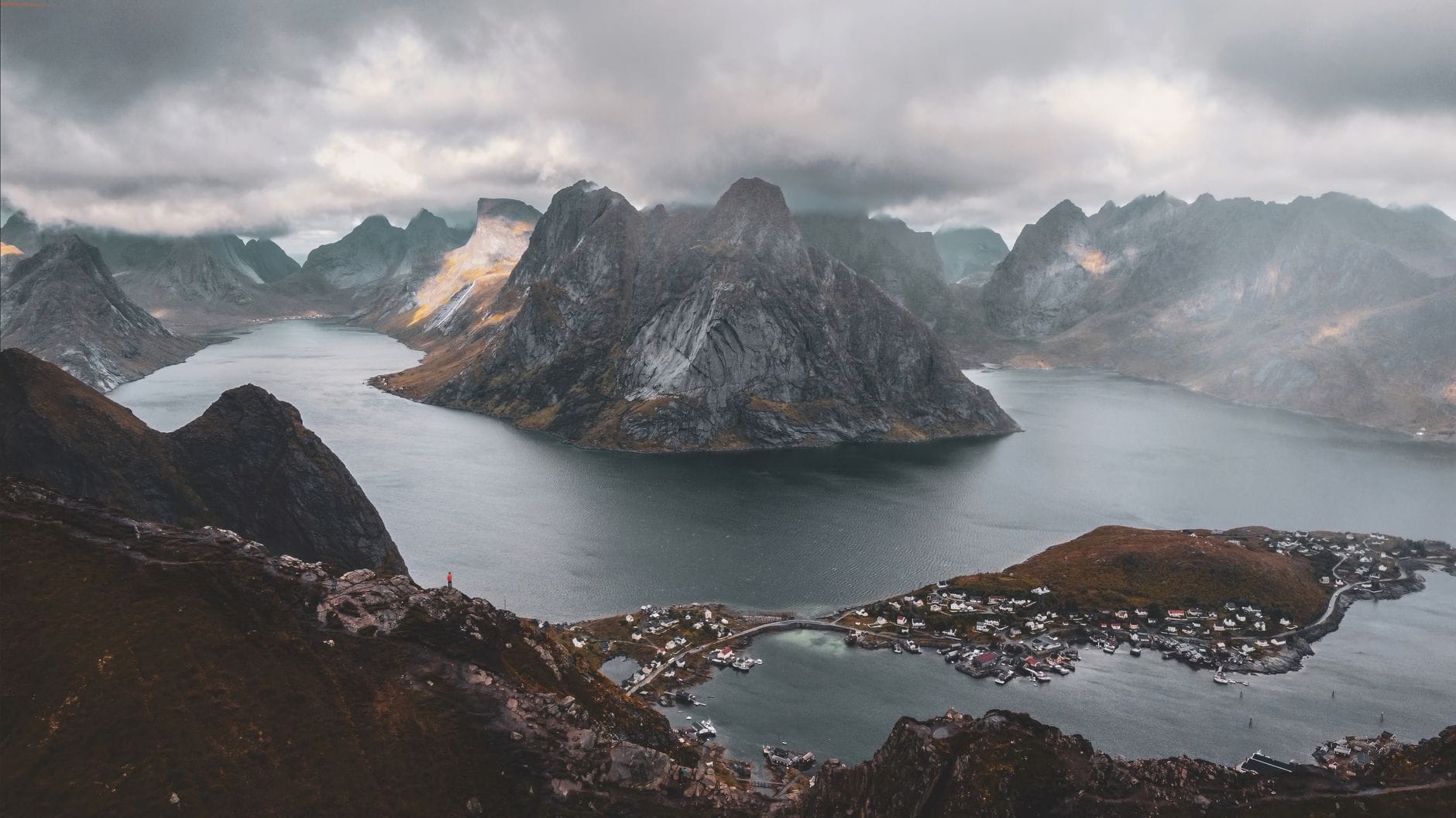 Kjerag? Nie tym razem: górskie spacery w Sørlandet bez wielkich przewyższeń Widok z lotu ptaka na Reinefjord otoczony górami w Norwegii
