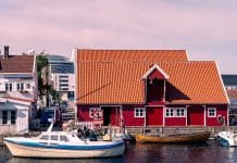 Gdzie nocować w Kristiansand, aby nie potrzebować samochodu? Kolorowy port z łodziami i tradycyjną zabudową w Kristiansand