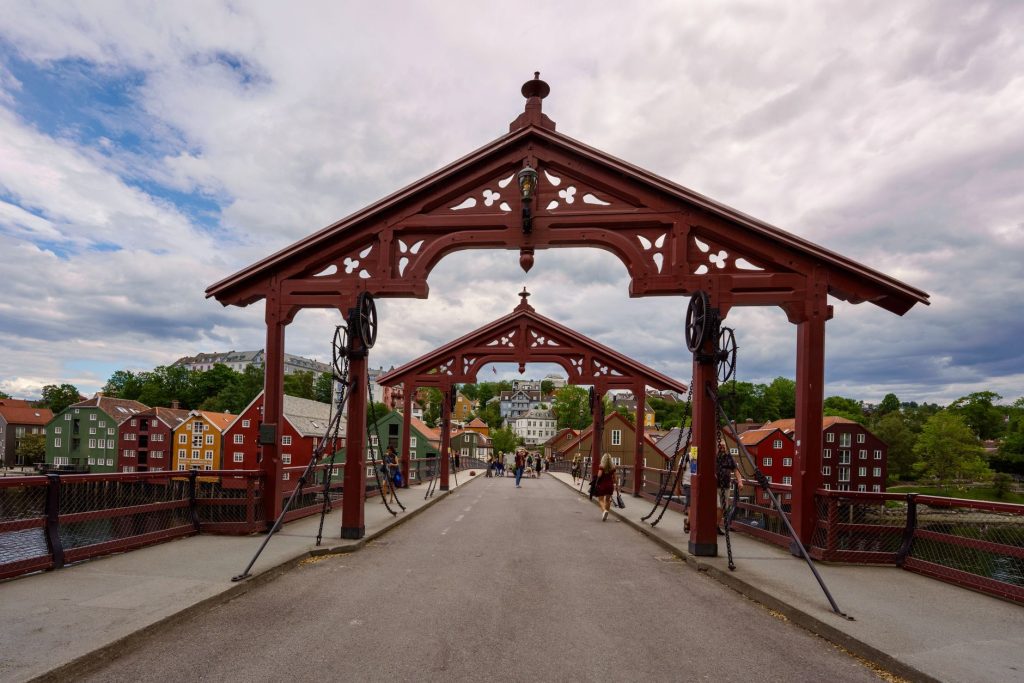 Stary Most Miejski w Trondheim, kolorowe domy i spacerujący ludzie