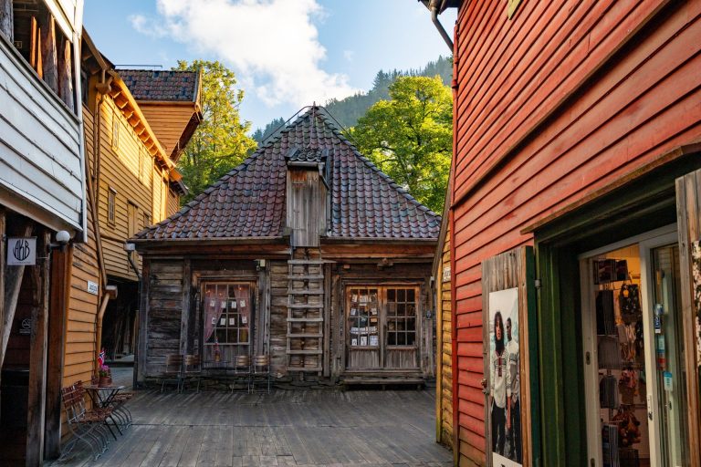 Zabytkowe drewniane budynki na nabrzeżu Bryggen w Bergen w słoneczny dzień