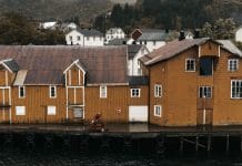 Posebyen w Kristiansand: jak zwiedzać drewnianą dzielnicę i co zobaczyć po drodze Żółte drewniane domy nad spokojnym nabrzeżem w Kristiansand